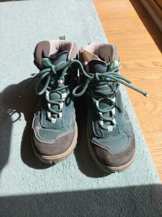 Botas Quechua Decathlon de segunda mano por 20 EUR en Barcelona en WALLAPOP