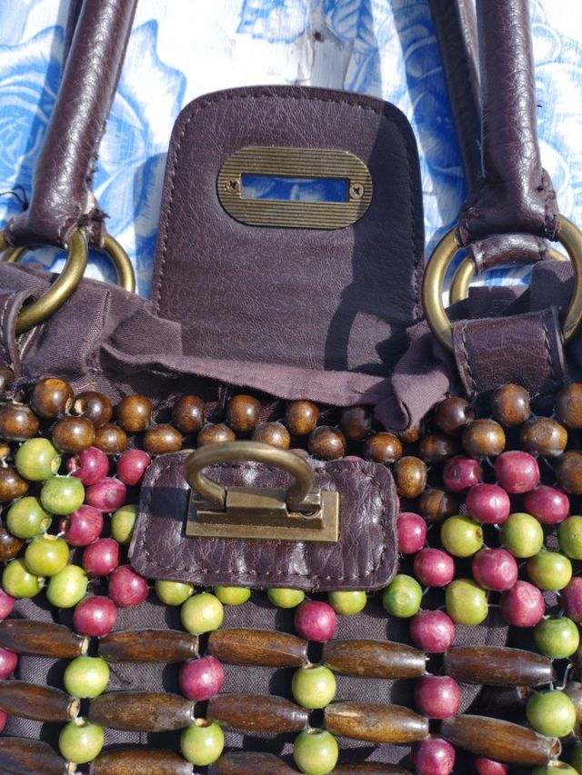 Precioso bolso de cuentas está nuevito de Sfera