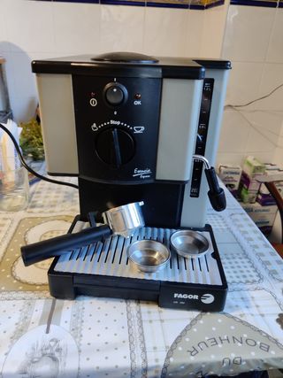Cafetera express de 1000 W de deposito 1,2 Litros de segunda mano por 35  EUR en Talavera de la Reina en WALLAPOP