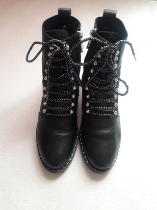 Botas Zara talla 38 de segunda mano por 10 EUR en Madrid en WALLAPOP