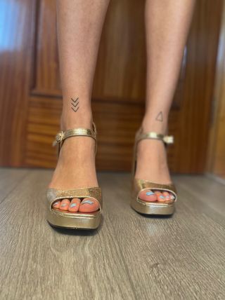 Sandalias plataforma doradas Zara de segunda mano por 20 EUR en Guijuelo en  WALLAPOP