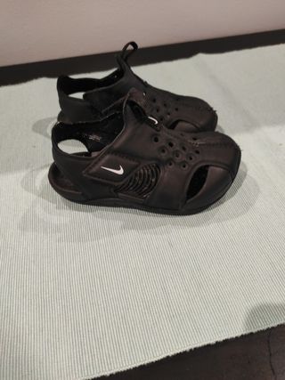 Zapatillas playa bebé Nike de segunda mano por 10 EUR en Cádiz en WALLAPOP