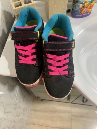 Zapatillas niña x2 ruedas talla 34 de segunda mano por 25 EUR en Barcelona  en WALLAPOP