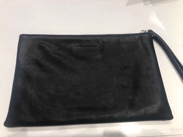 Cartera de mano con tachuelas.