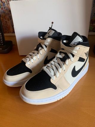 Jordan 1 mid Barely Orange de segunda mano por 420 EUR en Madrid en WALLAPOP