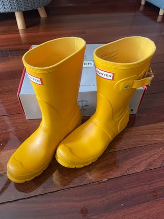 Botas goma Hunter amarillas talla 38 de segunda mano por 25 EUR en Liencres  en WALLAPOP