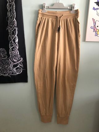 Pantalón de chandal marrón de Zara de segunda mano por 2,5 EUR en La Solana  en WALLAPOP