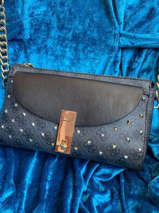 Bolso GUESS 1981 de segunda mano por 65 EUR en Burgos en WALLAPOP