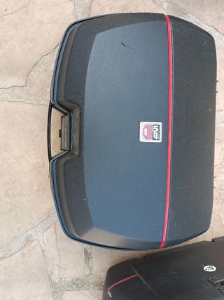 Maleta givi de segunda mano por 1 EUR en L\\'Ametlla del Vallès en WALLAPOP