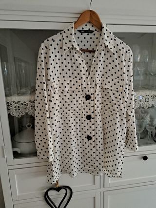 Camisa topos Zara. de segunda mano por 10 EUR en Sant Cugat del Vallès en  WALLAPOP