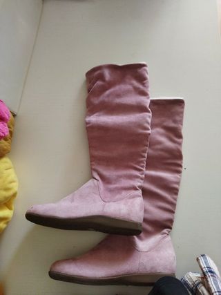 Botas por debajo de la rodilla altas de segunda mano por 6 EUR en El Puerto  de Santa María en WALLAPOP