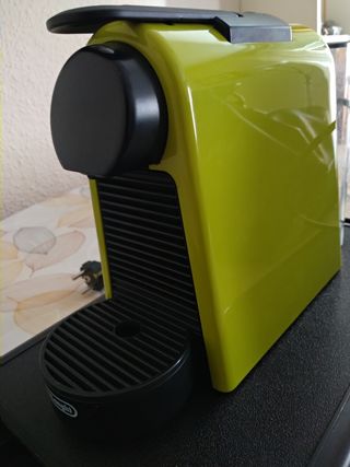 Cafetera Nespresso esenza mini de segunda mano por 60 EUR en Pamplona en  WALLAPOP
