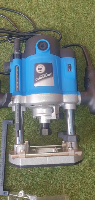 Fresadora silverline 1500w de segunda mano por 80 EUR en Sant Vicenç dels  Horts en WALLAPOP