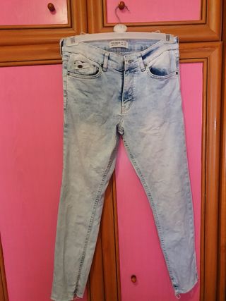 Pantalon Súper Skinny Pull And Bear 40 de segunda mano por 8 EUR en Madrid  en WALLAPOP