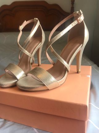 Sandalias de fiesta doradas de segunda mano en Madrid en WALLAPOP