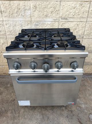 Cocina industrial 4 fogones con horno gas de segunda mano por 1.090 EUR en  Barcelona en WALLAPOP