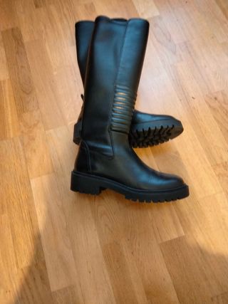 Botas altas moteras negras.UNISA de segunda mano por 40 EUR en Poligono  Industrial Alcobendas en WALLAPOP