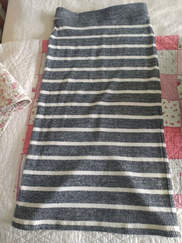 Falda larga de punto de abrigo tipo tubo.