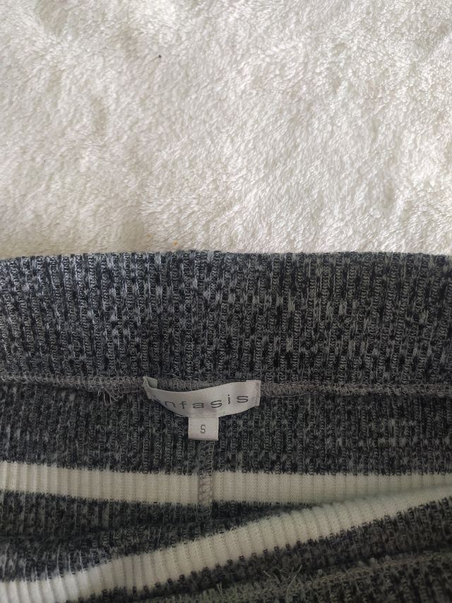 Falda larga de punto de abrigo tipo tubo.