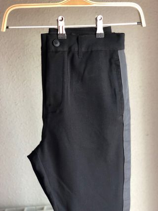 Pantalón estilo chino hombre Pull and bear de segunda mano por 12 EUR en  Velilla de San Antonio en WALLAPOP