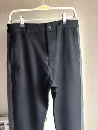 Pantalón estilo chino hombre Pull and bear de segunda mano por 12 EUR en  Velilla de San Antonio en WALLAPOP