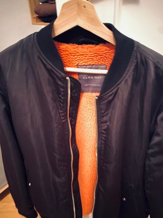 Bomber ZARA talla L, color negro, forro naranja. de segunda mano por 20 EUR  en Madrid en WALLAPOP