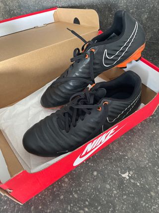 Botas de futbol de tacos Nike de segunda mano por 18 EUR en Rubí en WALLAPOP