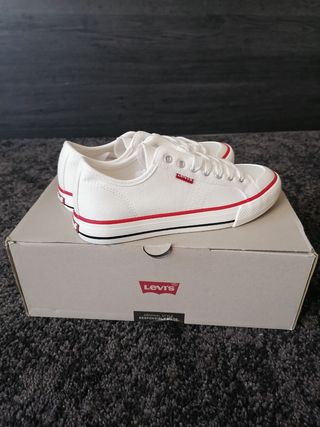 Zapatillas Levi\\'s estilo converse de segunda mano por 25 EUR en Carandia  en WALLAPOP