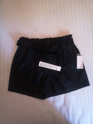 Pantalón corto de polipiel negro de mujer de segunda mano por 12 EUR en  Jaén en WALLAPOP