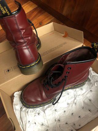 Botas Dr.Martens granates de segunda mano por 50 EUR en Gernika-Lumo en  WALLAPOP