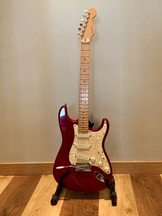 Guitarra eléctrica Fender Stratocaster de segunda mano por 2.150 EUR en  Madrid en WALLAPOP