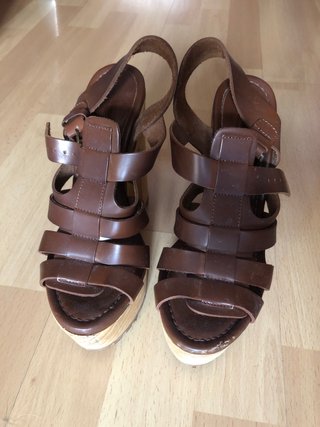 Sandalias de piel con tacón de segunda mano por 20 EUR en Madrid en WALLAPOP