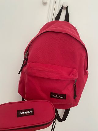 Mochila y estuche EASTPAK de segunda mano por 30 EUR en Valencia en WALLAPOP