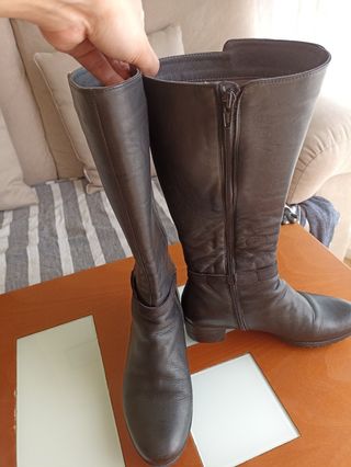 Botas altas de piel de mujer. Marca Fluchos de segunda mano por 30 EUR en  Madrid en WALLAPOP