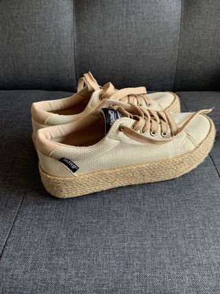 Zapatillas Mustang doradas plataforma de segunda mano por 15 EUR en  Cerdanyola del Vallès en WALLAPOP