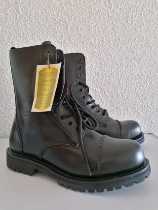 Bota estilo militar sendra talla 42 de segunda mano por 110 EUR en Pineda  de Mar en WALLAPOP