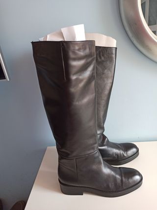 Un par de botas altas negras, 10 looks ganadores para cuando te falle la  inspiración - Foto