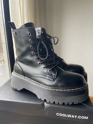 Botas negras estilo Dr Martens de segunda mano por 30 EUR en A Coruña en  WALLAPOP
