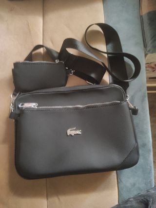 Bolso hombre Lacoste de segunda mano por 70 EUR en Barriada Nova en WALLAPOP