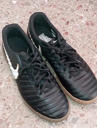 Zapatillas clásicas para futbol de segunda mano por 20 EUR en Ontinyent en  WALLAPOP