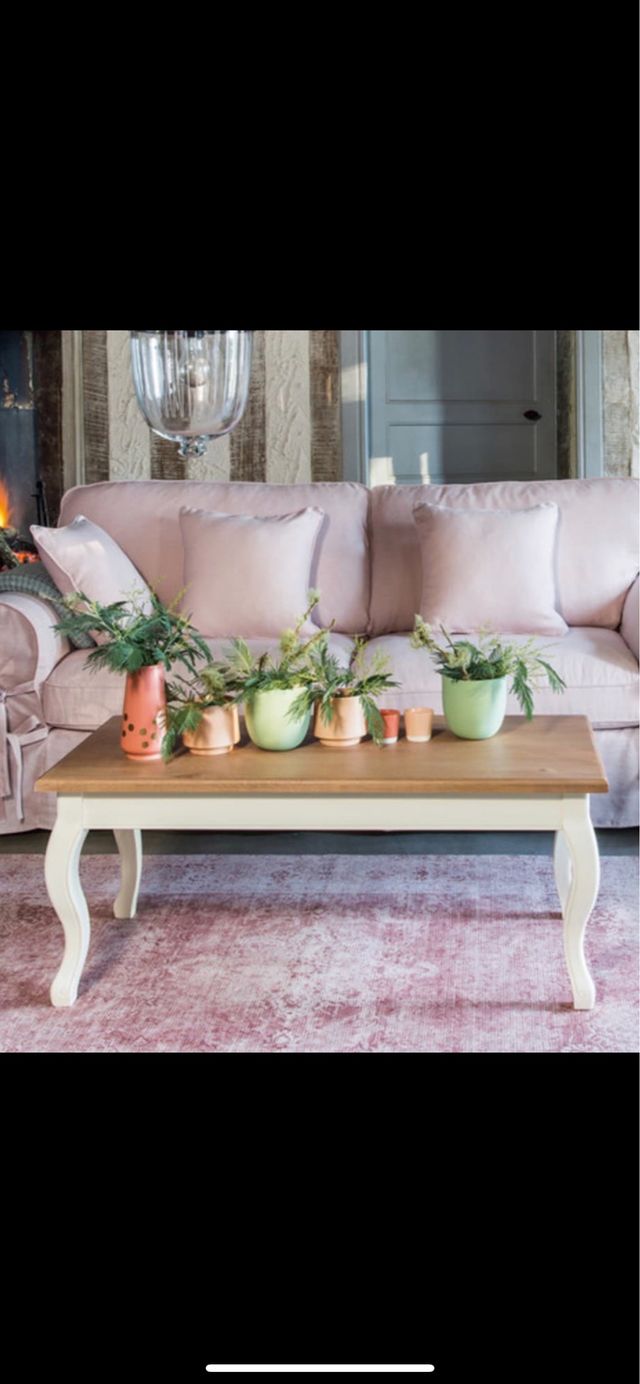 Mesa de centro estilo nórdico y cálido.