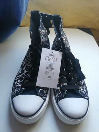 Zapatillas Mickey Primark de segunda mano por 5 EUR en El Algar en WALLAPOP