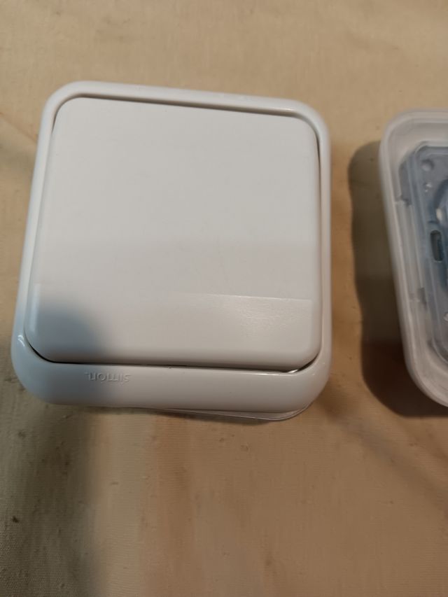 Interruptores estancos Simón.