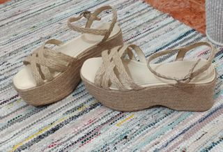 Sandalias esparto con plataforma Bershka N°37 de segunda mano por 18 EUR en  Salamanca en WALLAPOP