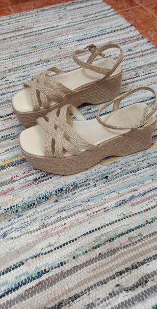 Sandalias esparto con plataforma Bershka N°37 de segunda mano por 18 EUR en  Salamanca en WALLAPOP