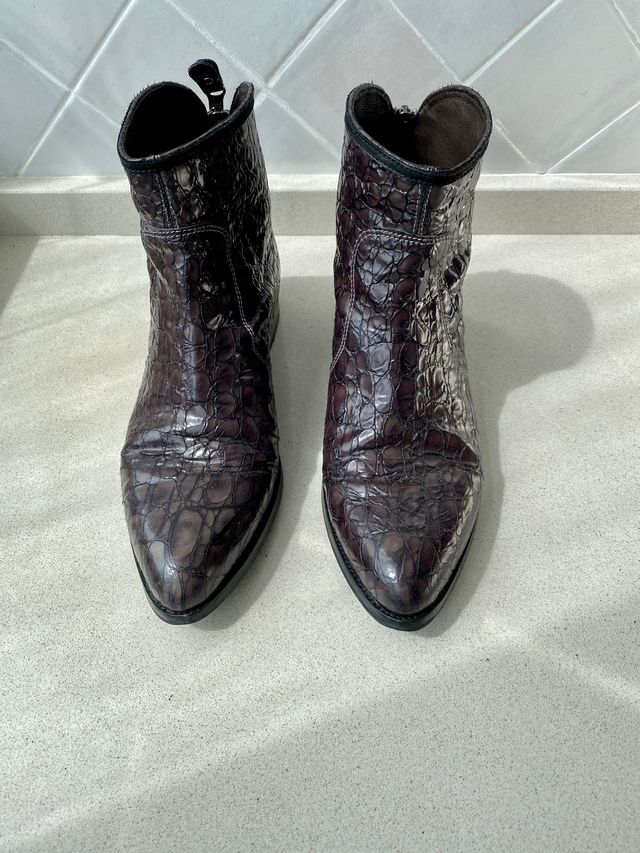 Botines de piel labrada grises