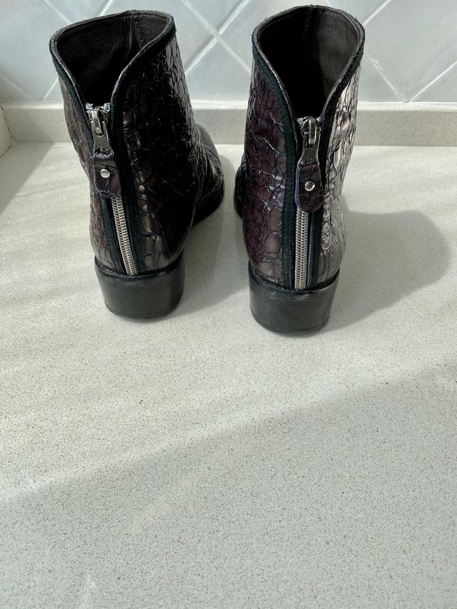 Botines de piel labrada grises