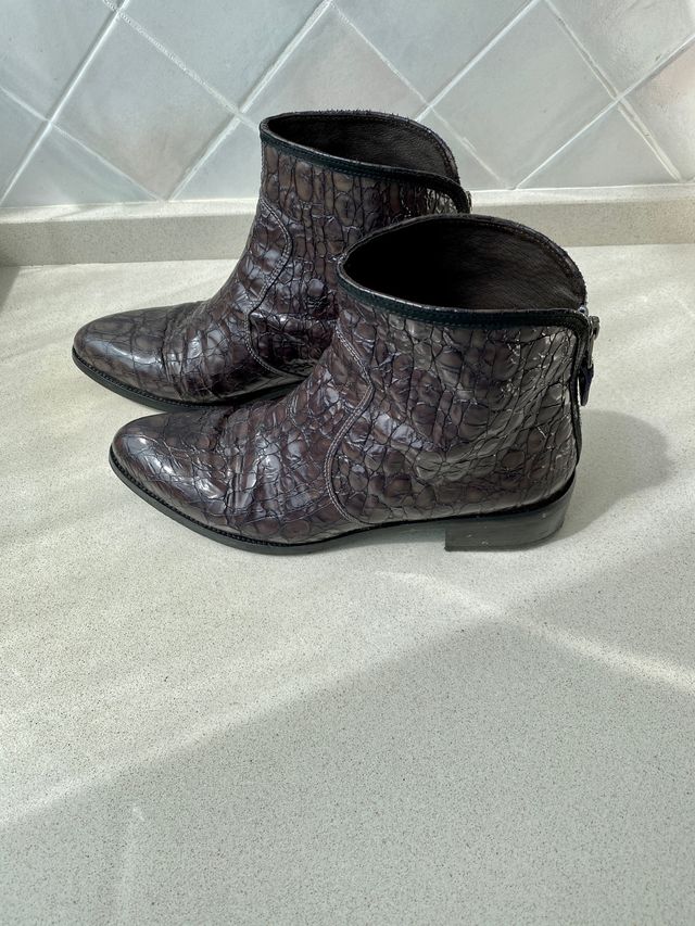 Botines de piel labrada grises