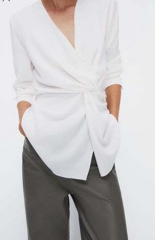 Blusa cruzada blanca botones oro Xl zara de segunda mano por 16 EUR en  Madrid en WALLAPOP