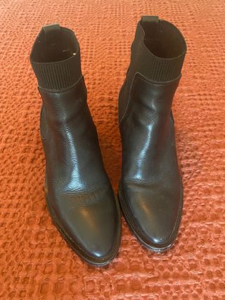 Botines negros porronet piel de segunda mano por 20 EUR en Santiago de  Compostela en WALLAPOP